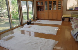 施術だけでなく自宅でも体を整えていくことを大切にしている治療院藤森の施術室のイメージ