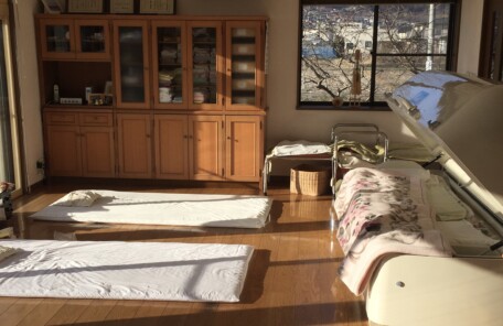 冬の寒さで縮こまった体を整える治療院の院内風景