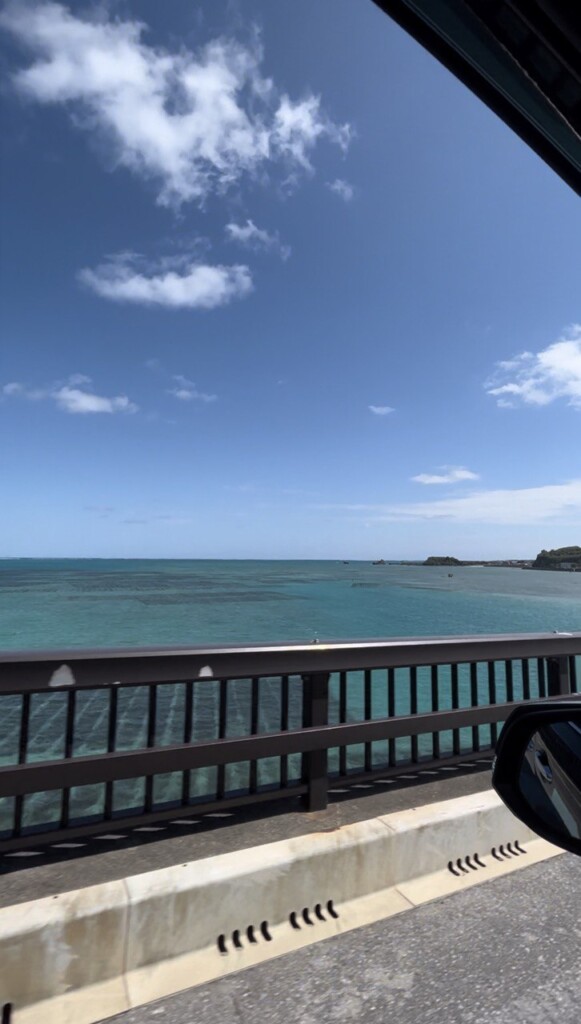 沖縄の本当と宮城島を結ぶ海中道路。