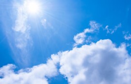夏の強い日差しと青空｜家族の健康を守るための塩分・ミネラル補給を意識する季節のイメージ