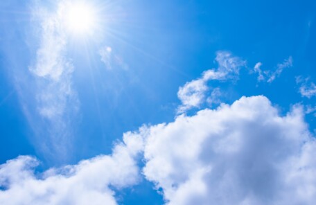 夏の強い日差しと青空｜家族の健康を守るための塩分・ミネラル補給を意識する季節のイメージ