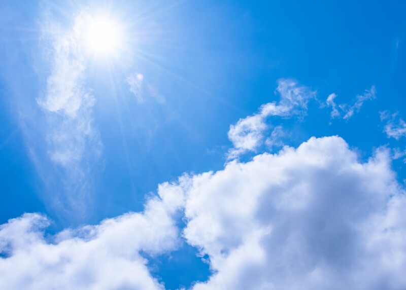 夏の強い日差しと青空｜家族の健康を守るための塩分・ミネラル補給を意識する季節のイメージ
