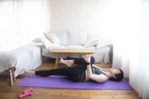 仰向けで膝を抱える骨盤ストレッチ。腰痛改善に効果的