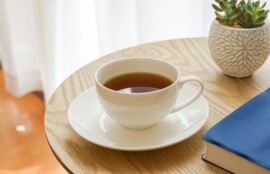 やわらかな光の入る部屋でお茶を飲みながらひと息つく暮らしの風景