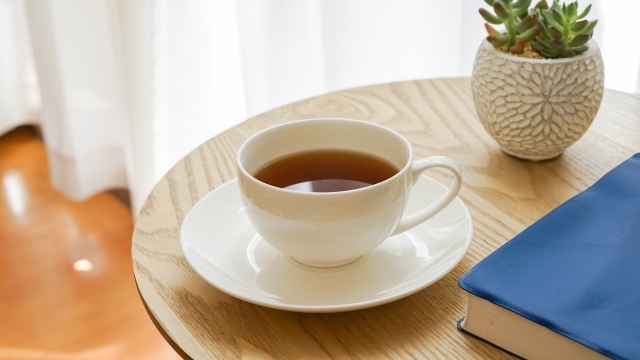 やわらかな光の入る部屋でお茶を飲みながらひと息つく暮らしの風景