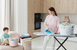 家事と育児をしながら自分の体を後回しにしがちな日常のイメージ