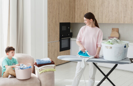 家事と育児をしながら自分の体を後回しにしがちな日常のイメージ