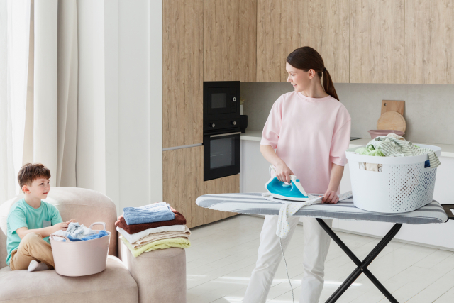 家事と育児をしながら自分の体を後回しにしがちな日常のイメージ