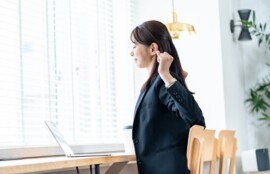肩や首の緊張を感じながら過ごす女性のイメージ