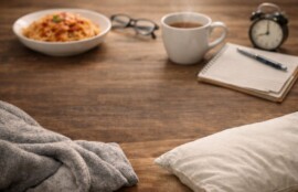 夕方の食欲をテーマにしたブログ記事のアイキャッチ画像。パスタ、温かい飲み物、ノートが机の上に置かれている