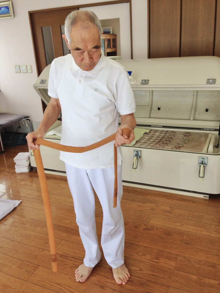 骨盤ゴムチューブ大2mを手に持つ