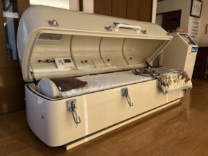 諏訪市豊田の治療院藤森に設置されている酸素カプセルです