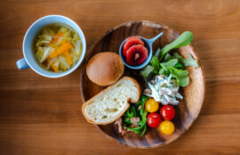 白髪と栄養の関係をイメージした朝食の写真