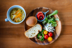 白髪と栄養の関係をイメージした朝食の写真