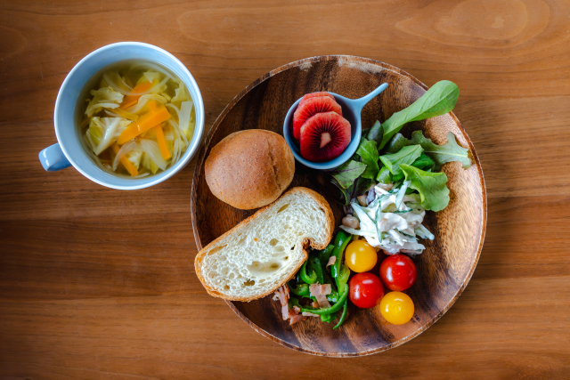 白髪と栄養の関係をイメージした朝食の写真