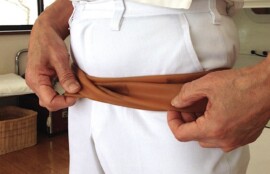 骨盤大2mの巻き終わりは、すでに巻いてあるゴムに挟むだけ。結ぶ必要はありません。