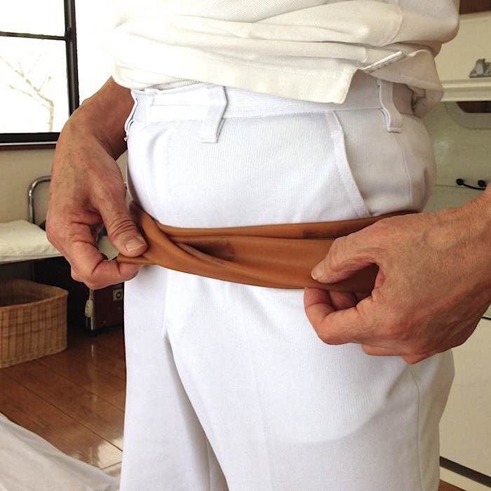 骨盤大2mの巻き終わりは、すでに巻いてあるゴムに挟むだけ。結ぶ必要はありません。