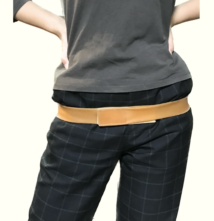 骨盤まわしストレッチをする女性。骨盤の歪みを整えるセルフケア