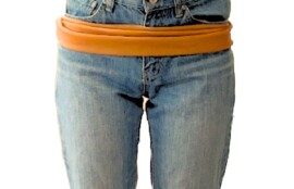 骨盤周りに巻いて使う長さ2mのゴムチューブです。