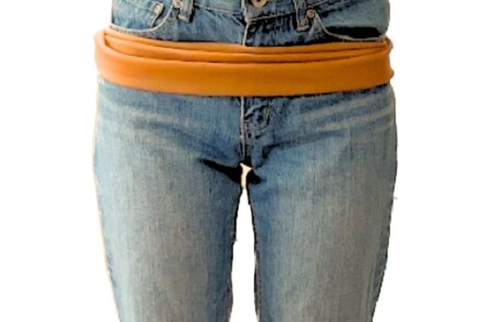 骨盤周りに巻いて使う長さ2mのゴムチューブです。