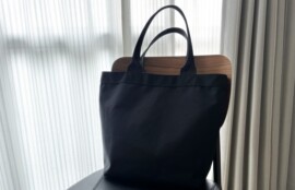 夏の終わりに荷物を下ろしてひと息つくイメージ