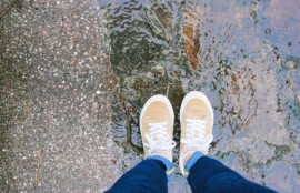 雨の日に足元を感じながら呼吸を整えるイメージ