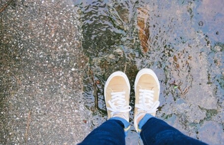 雨の日に足元を感じながら呼吸を整えるイメージ
